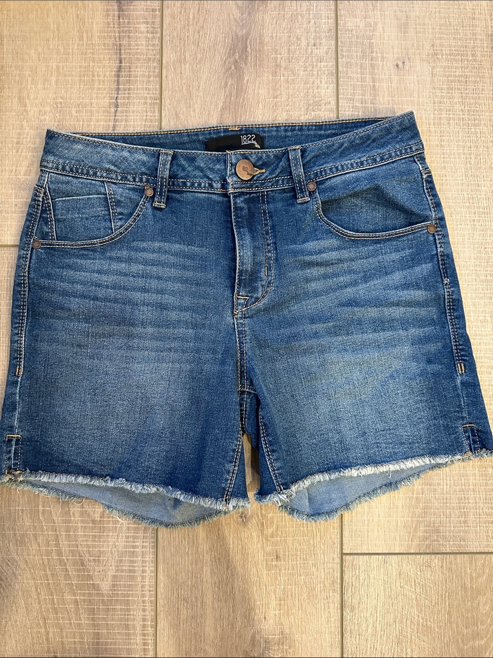 1822 Denim Blue Frayed Hem Women's Jean Shorts